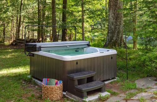Cuddebackville House | Riverfront Retreat Hot Tub, Firepit & Pool Table