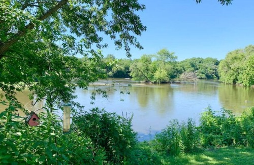 Yorkville Apartment | Riverfront/RW Waterpark/Kayak & Canoe/Fishing/Free WIFI/Comfy beds