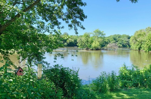 Yorkville Apartment | Riverfront/RW Waterpark/Kayak & Canoe/Fishing/Free WIFI/Comfy beds