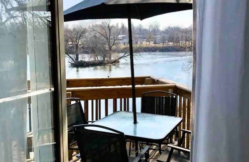 Yorkville Apartment | Riverfront Townhome in Downtown Yorkville