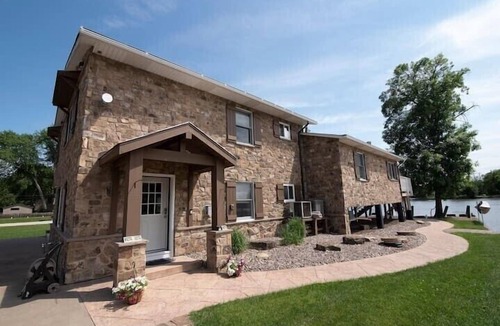 Quad Cities House | Riverside Cottage