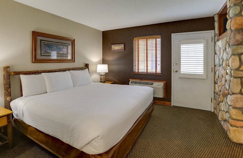 Peoria Hotel | Riverside Getaway: Elegant Suites & Warm Woodland Decor | 2 Units