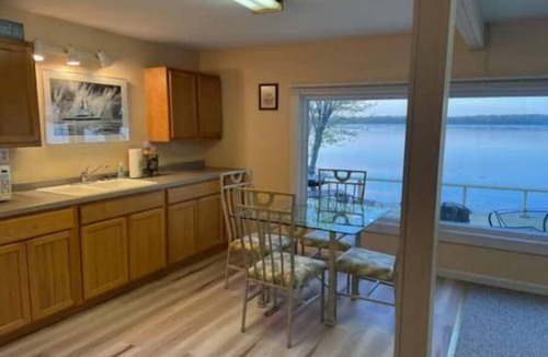 Pontoosuc House | Riverside Waterfront on the Mississippi River