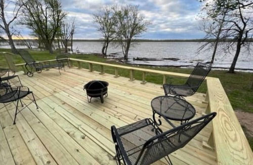 Pontoosuc House | Riverside Waterfront on the Mississippi River