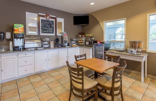 Streator Hotel | Rock Island Inn & Suites Streator IL