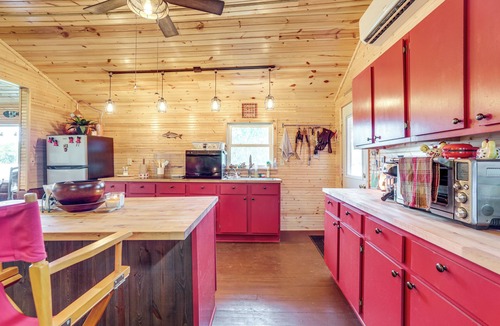 Holcomb Cabin | Rock River Hideaway on Private 5-Acre Island!