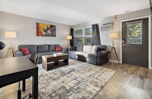 Aurora Condo | Rock&Roll-Theme Apt 65"TV/WiFi/FreeParking/Close to Aurora downtown area