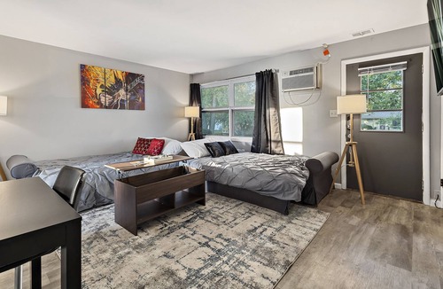 Aurora Condo | Rock&Roll-Theme Apt 65"TV/WiFi/FreeParking/Close to Aurora downtown area