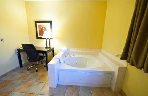 Streator Hotel | Rock Island Inn & Suites Streator , IL