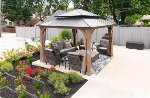 Rockford Apartment | Rockford IL 2BD Upper Queen Bed, Patio & Fast WiFi