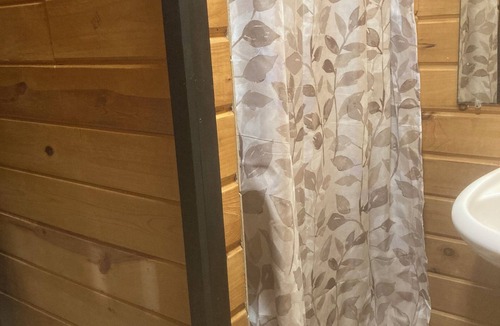 Kerr Cabin | Rocky Creek Campgrounds Cozy 1BR cabin in Thurman Ohio Mini kitchen Bathroom