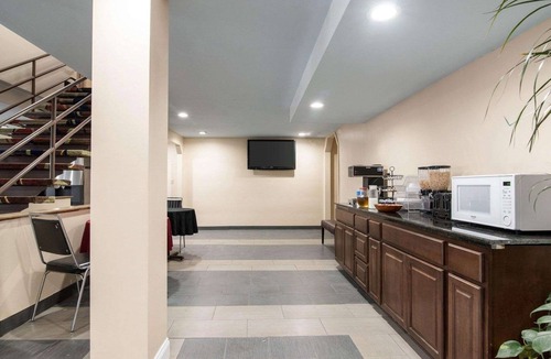 Syracuse Hotel | Rodeway Inn Syracuse Carrier Circle