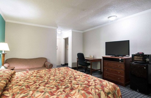 Syracuse Hotel | Rodeway Inn Syracuse Carrier Circle