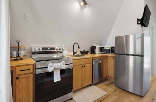 Whittier Cabin | Romantic 1BR A-Frame | Hot Tub, Fire Pit, Mountain Vw