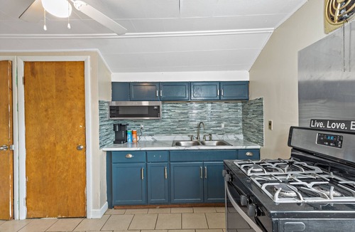Calumet City Apartment | Romantic Cabin Fever Spacious 1 Bedroom