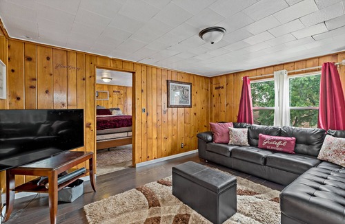 Calumet City Apartment | Romantic Cabin Fever Spacious 1 Bedroom