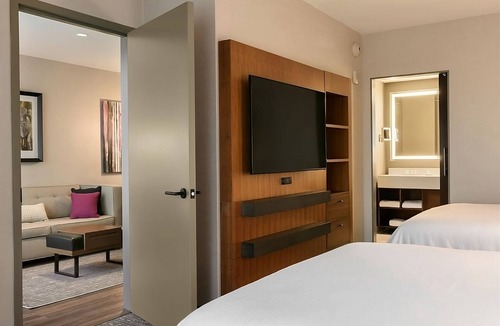 Berkeley Heights Hotel | Romantic Getaway! Cozy Suite w/Pool, Free Breakfast & Parking, Pet Allowed!
