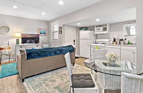 Fox Lake House | Romantic Lake Cottage ★ Queen Bed ★ Chain O Lakes