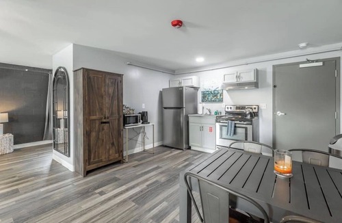 Rock Spring Apartment | Romantic Studio Retreat - King Bed, Fireplace, Close to Chattanooga