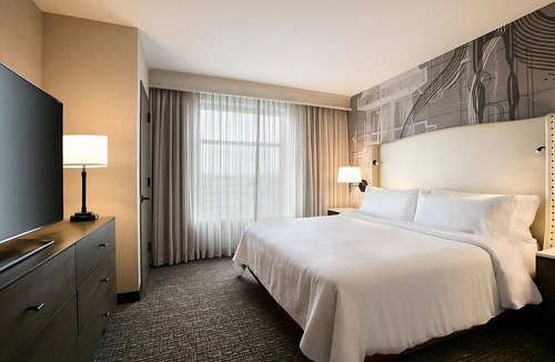 Berkeley Heights Hotel | Romantic Suite Escape! Pet Friendly Stay w/Pool, Free Breakfast & Parking!