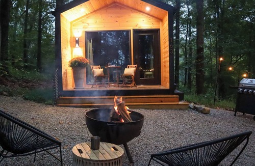 Sparta House | Romantic Tiny Retreat Hot Tub & Fire Pit