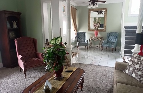 Quincy House | Room 1- Historic Mansion in Quincy with AC, WiFi