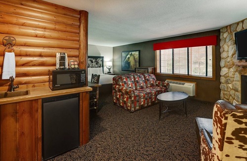 Quincy Hotel | Room for the Crew! Expanded King with Bunk Bed, Stoney Creek Quincy