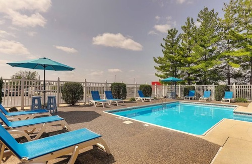 Quincy Hotel | Room for the Crew! Expanded King with Bunk Bed, Stoney Creek Quincy