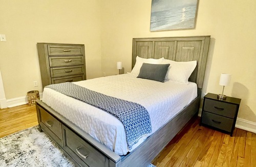 Oak Park Apartment | Roomy 2 bedroom Long-term Stay Apartment in Oak Park near downtown Chicago