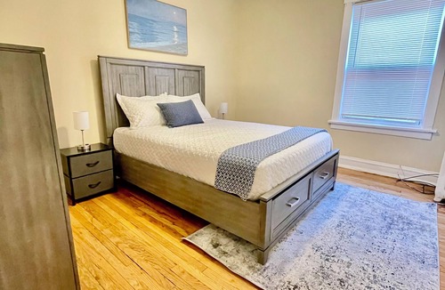 Oak Park Apartment | Roomy 2 bedroom Long-term Stay Apartment in Oak Park near downtown Chicago