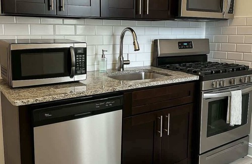 Rogers Park Apartment | Roomy 3BR Apartment near Beach