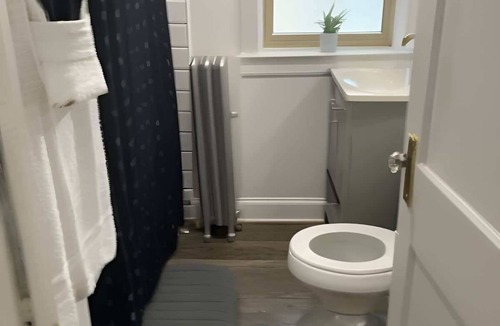 Avondale Apartment | Roscoe Retreat · Cozy 2BR in Chicago
