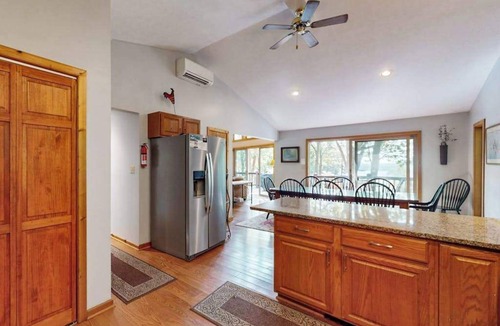 McHenry Ski Chalet | Rustic 5BR Home - HOT TUB & FIREPLACE - McHenry