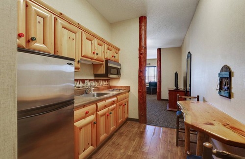 Moline Hotel | Rustic Charm by the Mississippi River! Inviting Riverbank Lodging