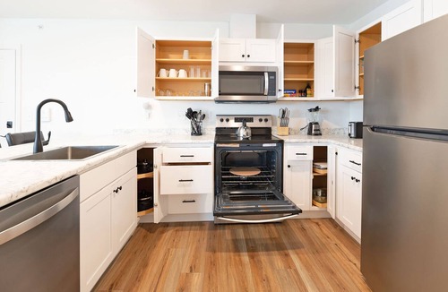 Auburn Apartment | Rustic Charm Meets Modern Luxury: Stylish 2BR, 1BA Apartment