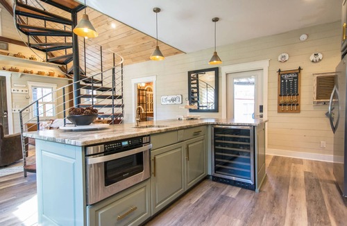 Hendersonville House | Rustic-chic 2BR Cabin w Clawfoot Tub Near Trails
