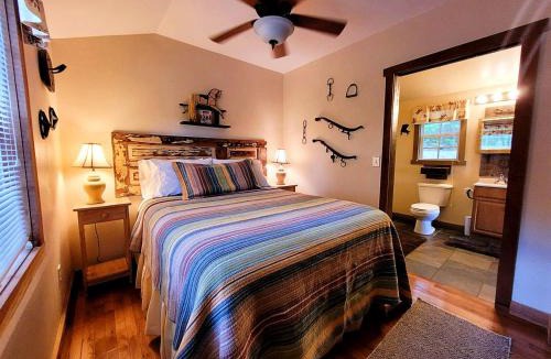 Sparta House | Rustic Elegance: Vintage Decor Cabin with Mountain Scenery in Sparta