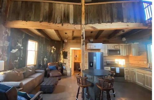 Lewistown Cabin | Rustic Silo Home, Huge Shower, Kitchen, Grill, Fire pit and Sunsets.