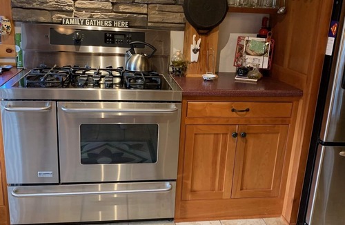 Cape Vincent Cabin | RUSTIC yet ELEGANT! TALL TIMBERS LODGE in the Thousand Islands
