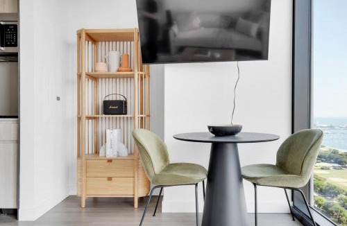 South Loop Apartment | S Loop Studio w Pool Gym Spa nr Grant Park CHI-739