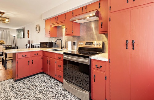 Yorkville Apartment | Safari-themed/No Stairs/Sleeps up to 12/W&D/FastWiFi/Near RagingWaves/Yorkville