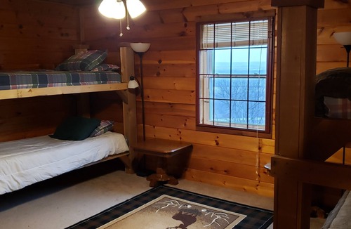 Pearl Cabin | Scenic river bluff view with privacy!