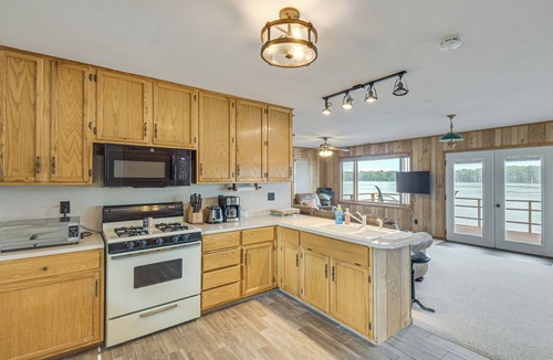 Fulton Cabin | Scenic Views & Yard: Mississippi River Retreat!