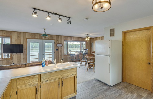 Fulton Cabin | Scenic Views & Yard: Mississippi River Retreat!