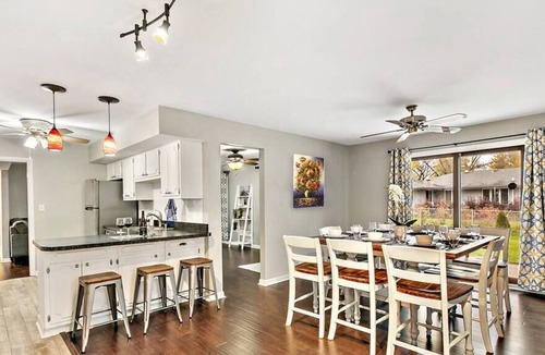 Hoffman Estates House | Schaumburg Family Home | Lovely & CLEAN with Fenced Yard!