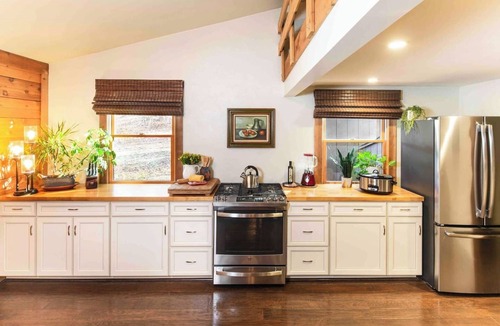 Pomona Cabin | Secluded Cabin. Art. Fast WiFi. Fireplace. New Kitchen