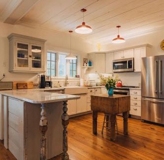 Narrowsburg House | Secluded Charming Farmhouse Lake Views Firepit