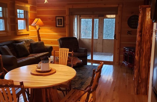 Mahomet Cabin | Secluded cozy 2-bedroom cabin near Champaign in Mahomet on the Sangamon River