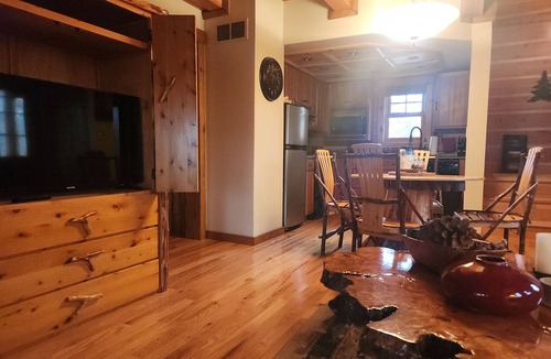 Mahomet Cabin | Secluded cozy 2-bedroom cabin near Champaign in Mahomet on the Sangamon River
