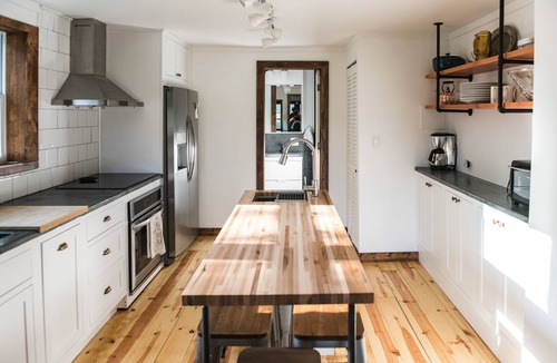 Putnam County House | Secluded farm atop a hill